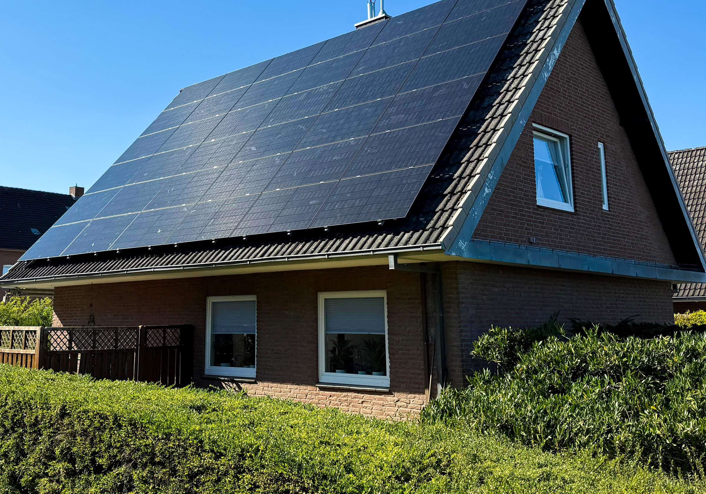 Satteldach mit Full-Black-Modulen