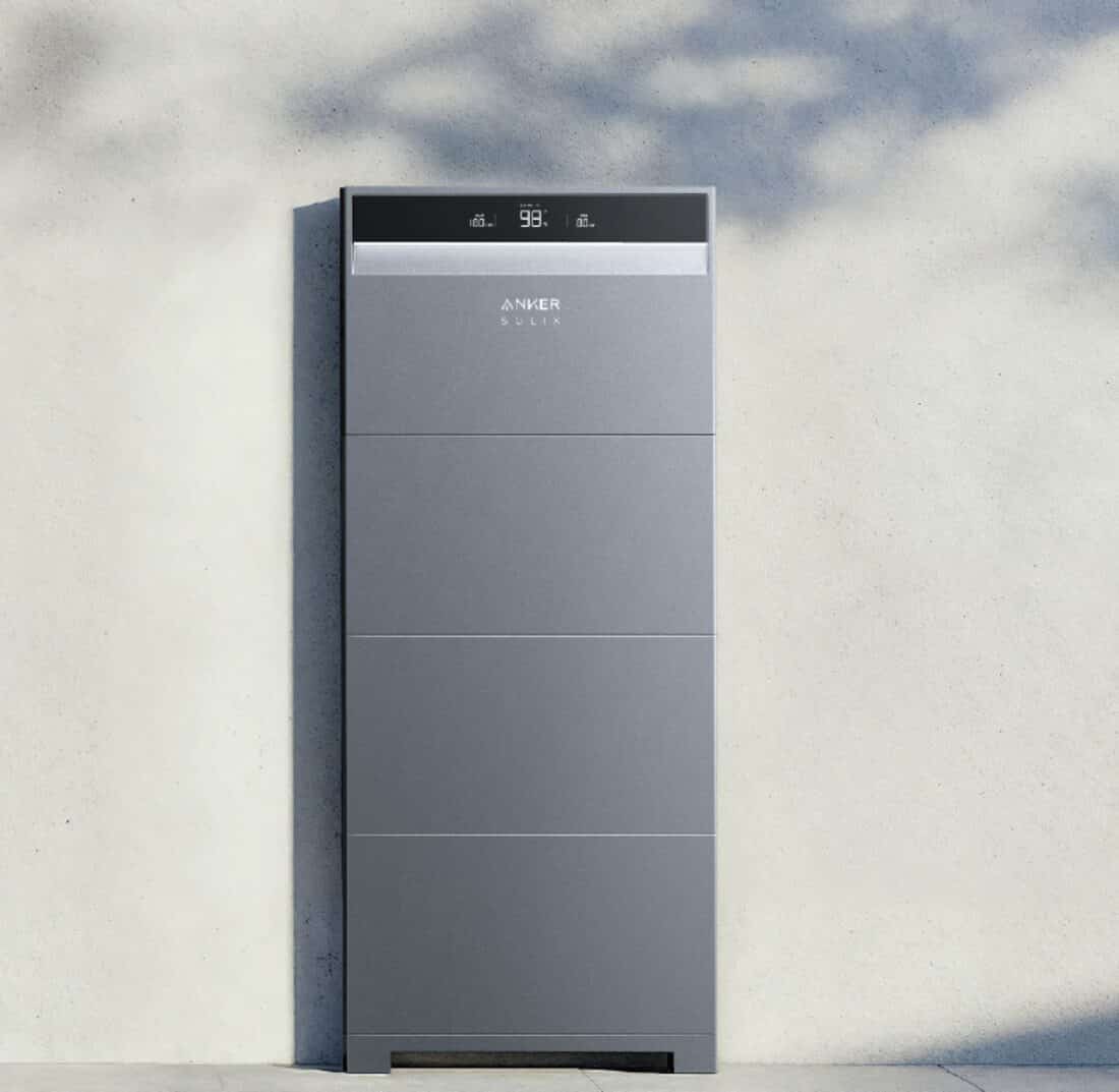 Anker SOLIX X1 Energiespeichersystem an einer hellen Hauswand
