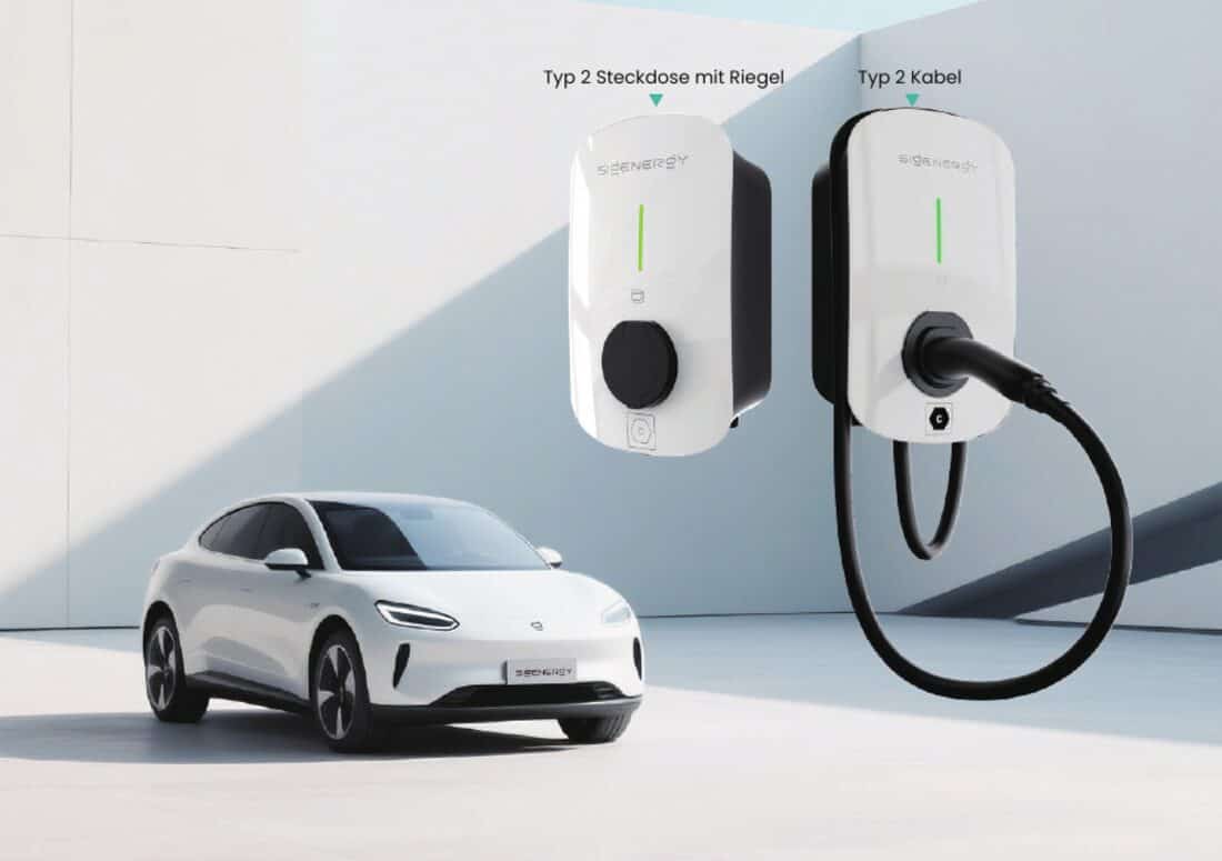 Sigen EVAC Charger Wallboxen neben einem weißen Elektroauto