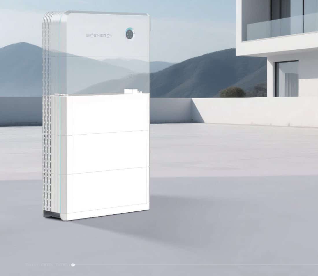 Sigenergy SigenStor Batteriespeicher mit Energy Controller vor einem modernen Wohnhaus