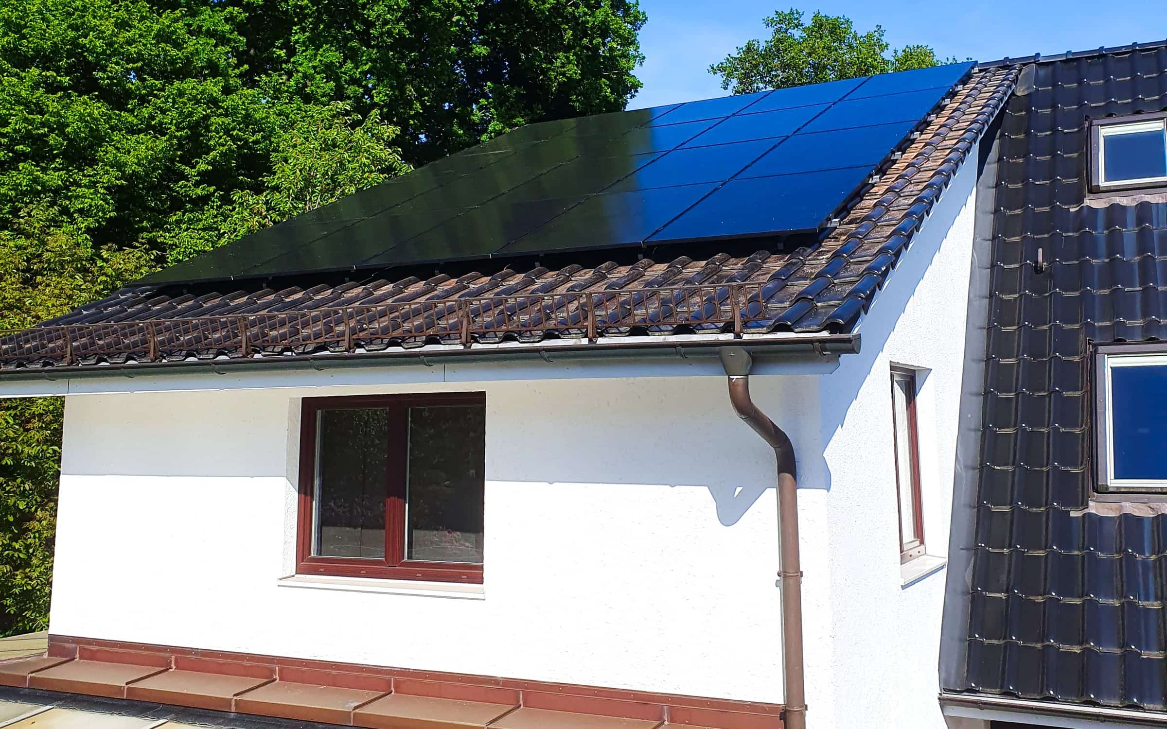 Wohnhaus mit schwarzen Modulen