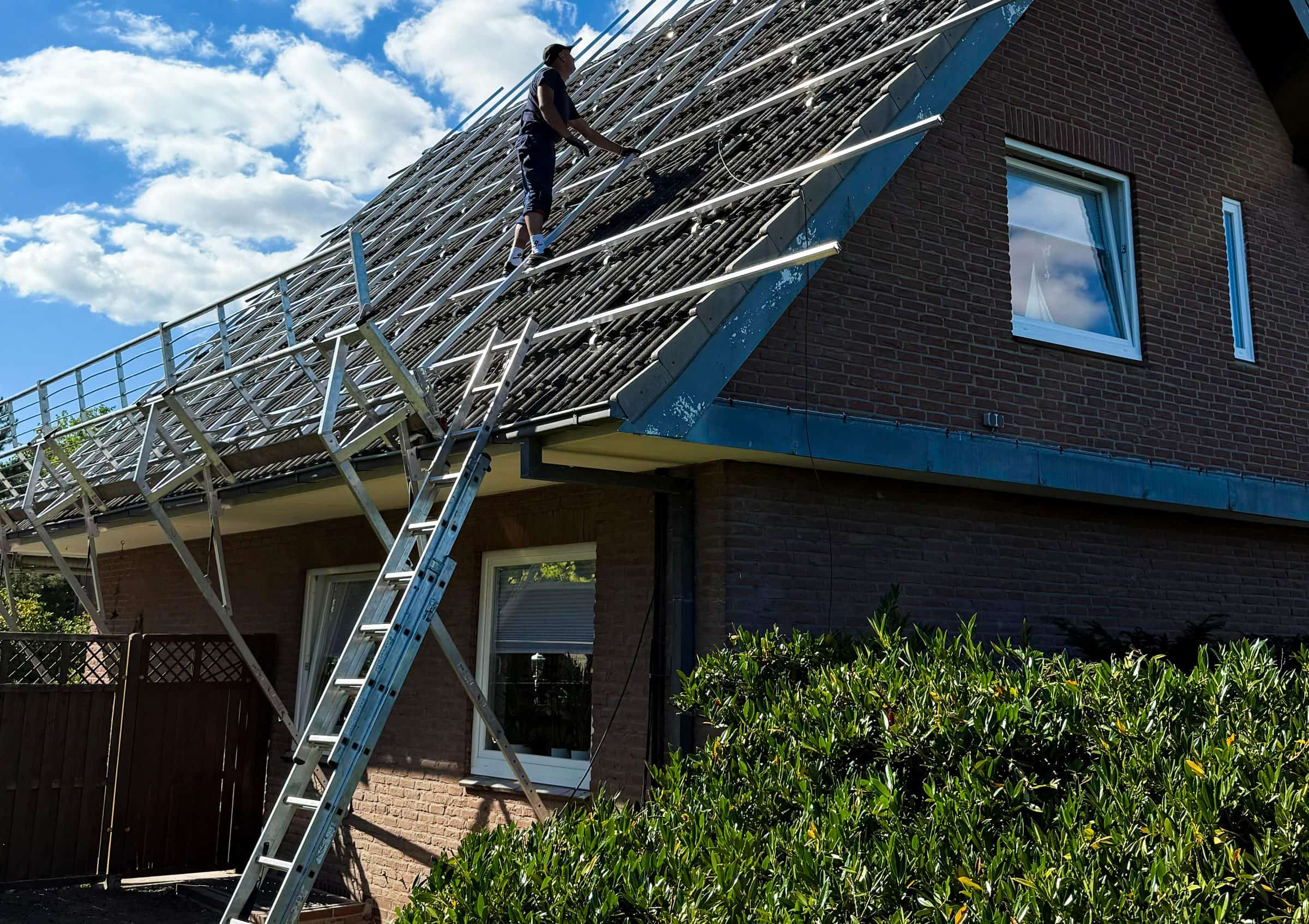 Montageteam von ZARG Energie bei der Installation einer PV-Anlage